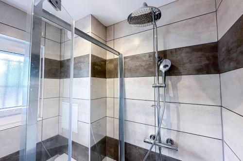 baño con ducha y puerta de cristal en T2F - Best place in Cala-Montgo beach apartment with 2 Beds, Air Conditioning and private Parking, en L'Escala