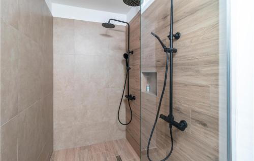 W łazience znajduje się prysznic ze szklanymi drzwiami. w obiekcie 4 Bedroom Stunning Home In Lopar w mieście Lopar