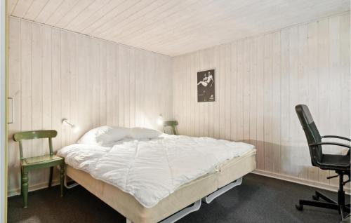 Ansagerにある4 Bedroom Lovely Home In Ansagerのベッドルーム1室(ベッド1台、デスク、椅子付)