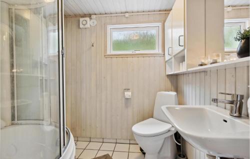Ansagerにある4 Bedroom Lovely Home In Ansagerのバスルーム(トイレ、洗面台、シャワー付)
