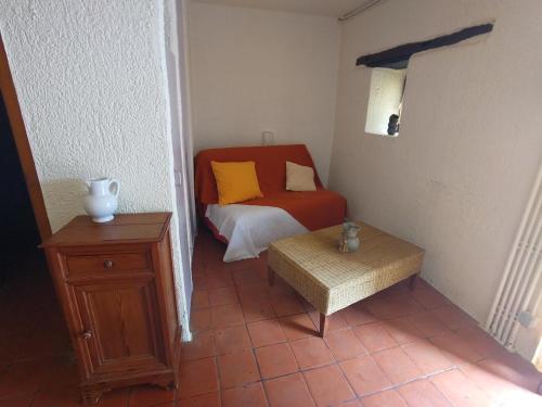 um pequeno quarto com uma cama e uma mesa em Bienvenue en Transition 55 - Les Gardettes em Najac