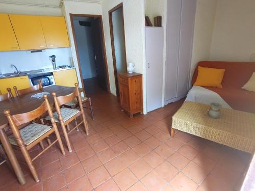 um quarto com uma mesa e cadeiras e uma cozinha em Bienvenue en Transition 55 - Les Gardettes em Najac