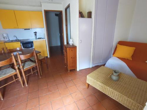 uma sala de estar com uma mesa e uma cozinha em Bienvenue en Transition 55 - Les Gardettes em Najac