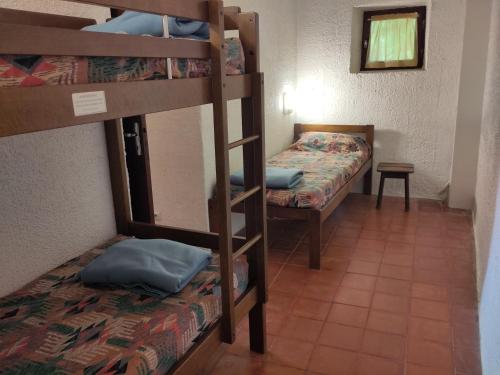 um quarto com 2 beliches e uma cama em Bienvenue en Transition 55 - Les Gardettes em Najac