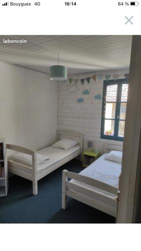 une chambre avec deux lits et une fenêtre dans l'établissement Belle landaise avec piscine, à Soustons