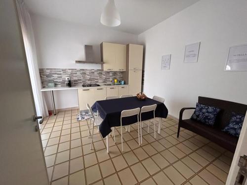 een woonkamer met een tafel en een bank bij Casavacanze nel blu Maestrale in Isola delle Femmine