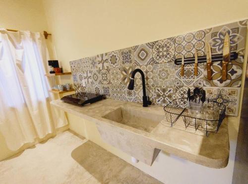 - un comptoir de cuisine avec un évier et un robinet dans l'établissement Estudio#1 Mi pequeño jardín, à Cancún