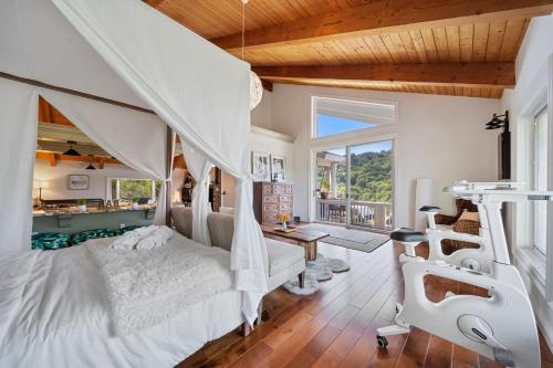 1 dormitorio con cama blanca y escritorio en @ Marbella Lane - 3BR Charming Hillside Retreat, en Moraga