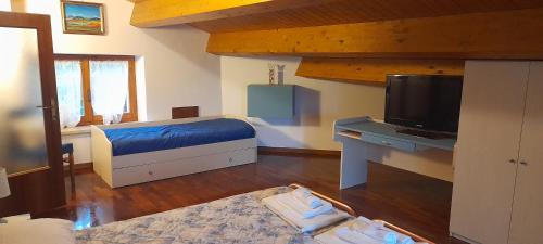 a bedroom with a bed and a tv in a room at I Tre Lecci in Nocera Umbra