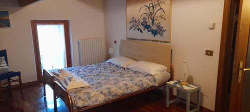 a small bedroom with a bed in a room at I Tre Lecci in Nocera Umbra