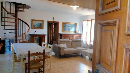 uma sala de estar com um sofá e uma mesa em I Tre Lecci em Nocera Umbra