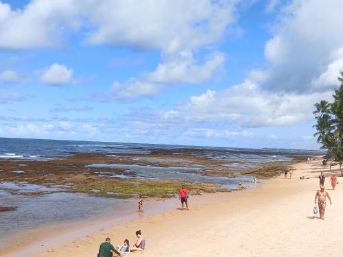 プライア・ド・フォルテにあるApto Top na Praia do Forteの海岸を歩く人々