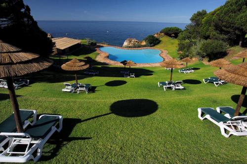 an aerial view of a resort with chairs and umbrellas at Aldeamento Turistico da Prainha in Alvor