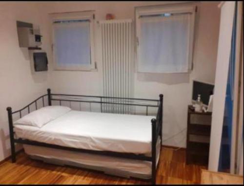 - une chambre avec un lit et 2 fenêtres dans l'établissement La Giuggiola, à Padoue