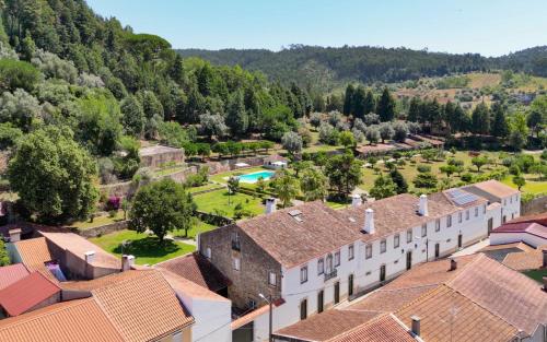 uma vista aérea de uma aldeia com um resort em Quinta do Calvário 