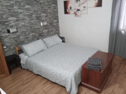 Dormitorio pequeño con cama y mesa en B&B Ca' d'Andrea, en San Martino