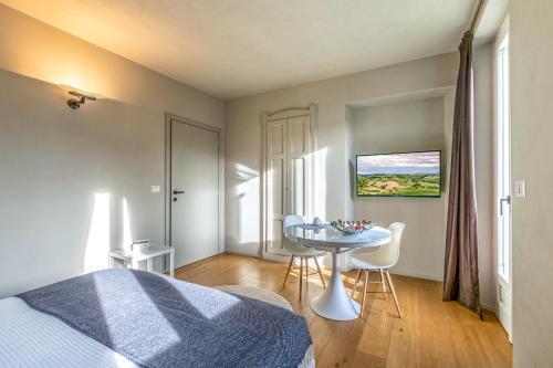 Televizorius ir (arba) pramogų centras apgyvendinimo įstaigoje FRAMES Relax