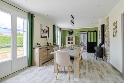 une cuisine et une salle à manger avec une table et des chaises dans l'établissement Le Saint-Roch #Jardin #Paisible, à Cognac