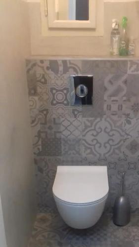 プラハにあるBright & Cosy Room with Own Shower and Kitchenetteのバスルーム(白いトイレ付)が備わります。
