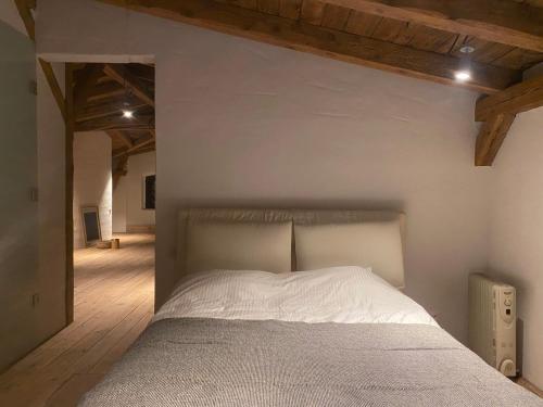 sypialnia z dużym łóżkiem w pokoju w obiekcie Gorzelnia w Żarnowcu w mieście Żarnowiec
