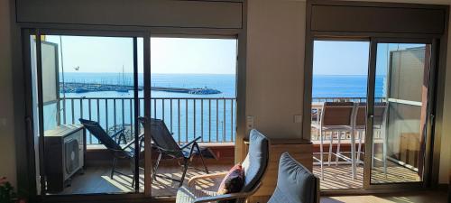 a room with a balcony with a view of the ocean at LLOGUER30 Garbí Love, vistas espectaculares del mar in Sant Feliu de Guixols