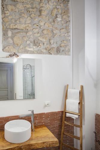 a bathroom with a sink and a mirror at B&B Palazzo Del Sale in Syracuse