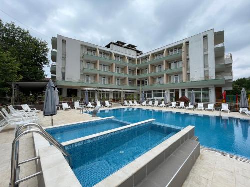 希典的住宿－恩伊斯酒店，酒店游泳池设有椅子,酒店