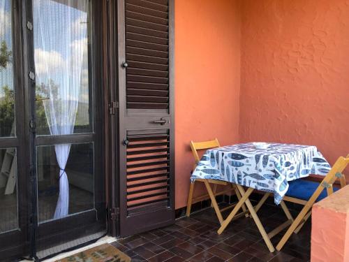 un tavolo e sedie su un patio con finestra di Casa 3 pesciolini a Portoferraio