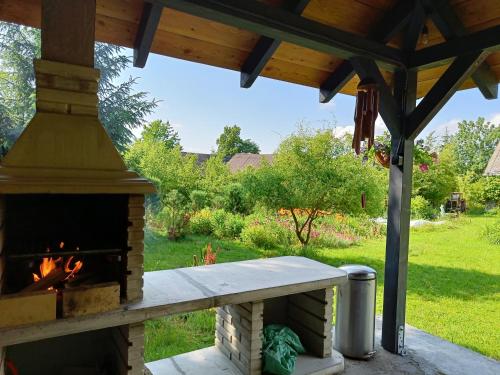 patio con chimenea al aire libre en Farcik Apartament en Nowa Wieś