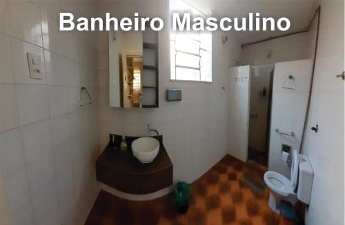 La salle de bains est pourvue d'un lavabo et de toilettes. dans l'établissement Pousada CNU, à Rio de Janeiro