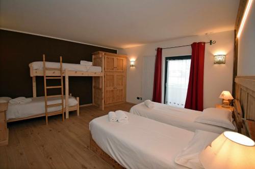 1 dormitorio con 2 camas y 1 litera en Cirmolo Val Comelico Comfortable e Spacious, en Padola