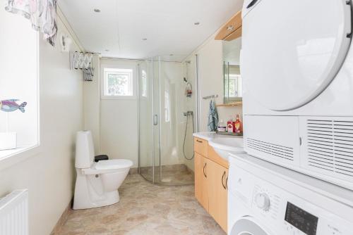 La salle de bains est pourvue de toilettes, d'une douche et d'un lavabo. dans l'établissement Holiday house with central location 17 km from Ljungby, à Ryssby