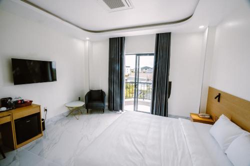 a hotel room with a bed and a television at SUNRISE Hotel HA TIEN in Ha Tien