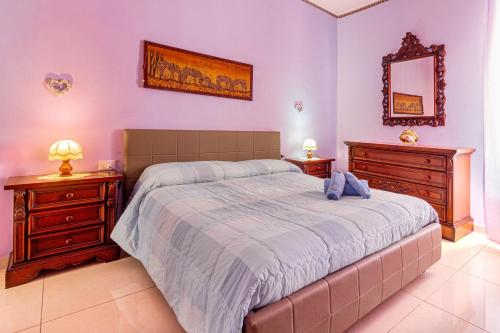 a bedroom with a large bed and two night stands at Accogliente Appartamento Centrale con Parcheggio in Foggia