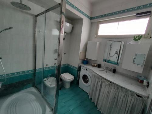 ein Bad mit einer Dusche, einem WC und einem Waschbecken in der Unterkunft Napoli, Casa di Jo appartamento al Vomero in Neapel