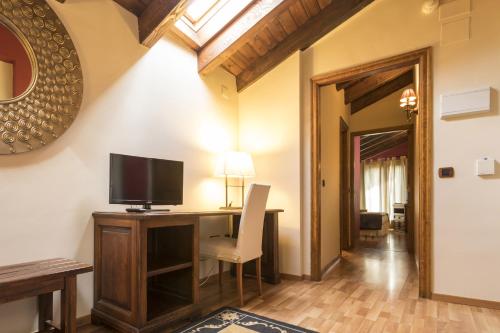 TV a/nebo společenská místnost v ubytování Hotel Casa Cornel