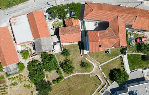 an overhead view of a building with a yard at 1 Bedroom Amazing Apartment In Podgrade in Slime
