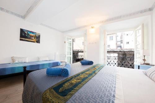 1 dormitorio blanco con 2 camas y ventana en Affittacamere La Città Vecchia, en Génova