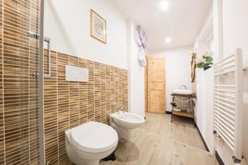 ジェノヴァにあるAffittacamere La Città Vecchiaのバスルーム(トイレ、洗面台付)