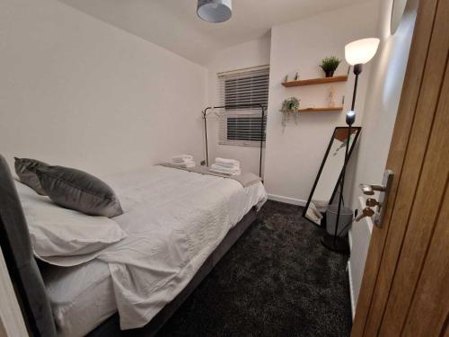 een slaapkamer met een bed met een kussen erop bij Cyfarthfa House in Cardiff