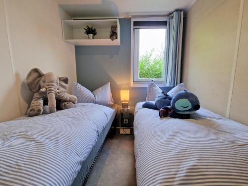 - une chambre avec 2 lits avec des animaux rembourrés dans l'établissement Bootsmann 05, à Schashagen