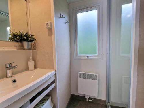 La salle de bains est pourvue d'un lavabo et d'une fenêtre. dans l'établissement Bootsmann 05, à Schashagen