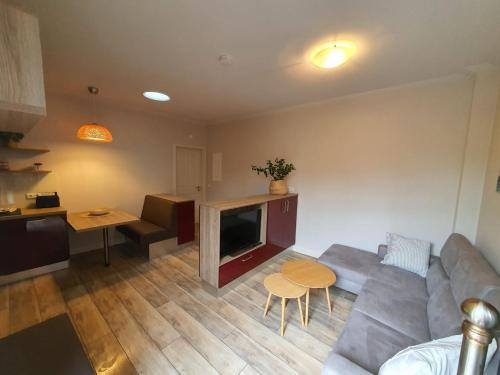 un soggiorno con un divano e un tavolo di Alte Schulstraße Altstadtdomizil Wohnung Helin Whg 3 a Borkum