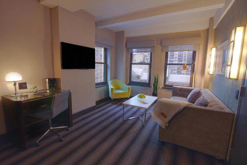 TV a/nebo společenská místnost v ubytování Hotel Edison Times Square