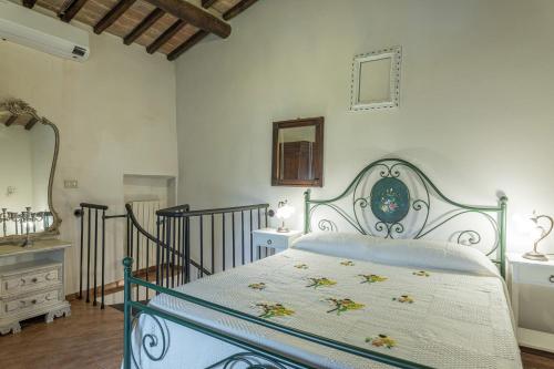 um quarto com uma cama, um toucador e um espelho. em Villa Montepescini em Murlo