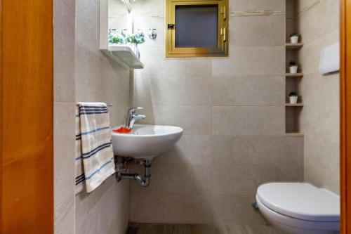 トッレ・カンネにあるAppartamento Venere - MyHo Casaのバスルーム(洗面台、トイレ付)