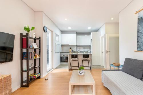 マトジニョシュにあるBeautiful House in Matosinhos Beach - by Guest SPAのソファとテーブルのあるリビングルーム
