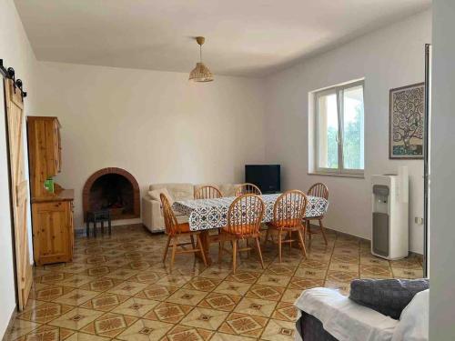 sala de estar con mesa de comedor y sillas en Villa Mariangela, en Latiano