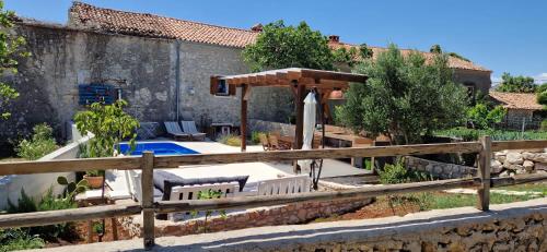 um quintal com uma piscina e uma cerca de madeira em Bonvivan House em Diminići