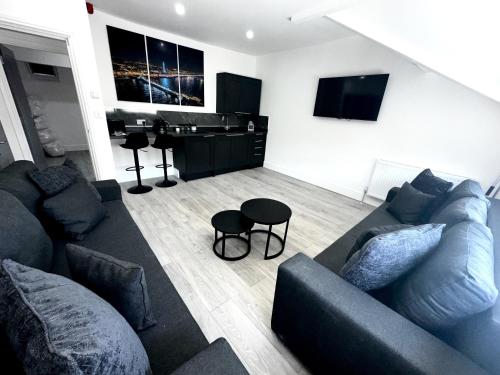 sala de estar con sofá y lavamanos en new osborne luxury Hottub and jacuzzi suites en Blackpool